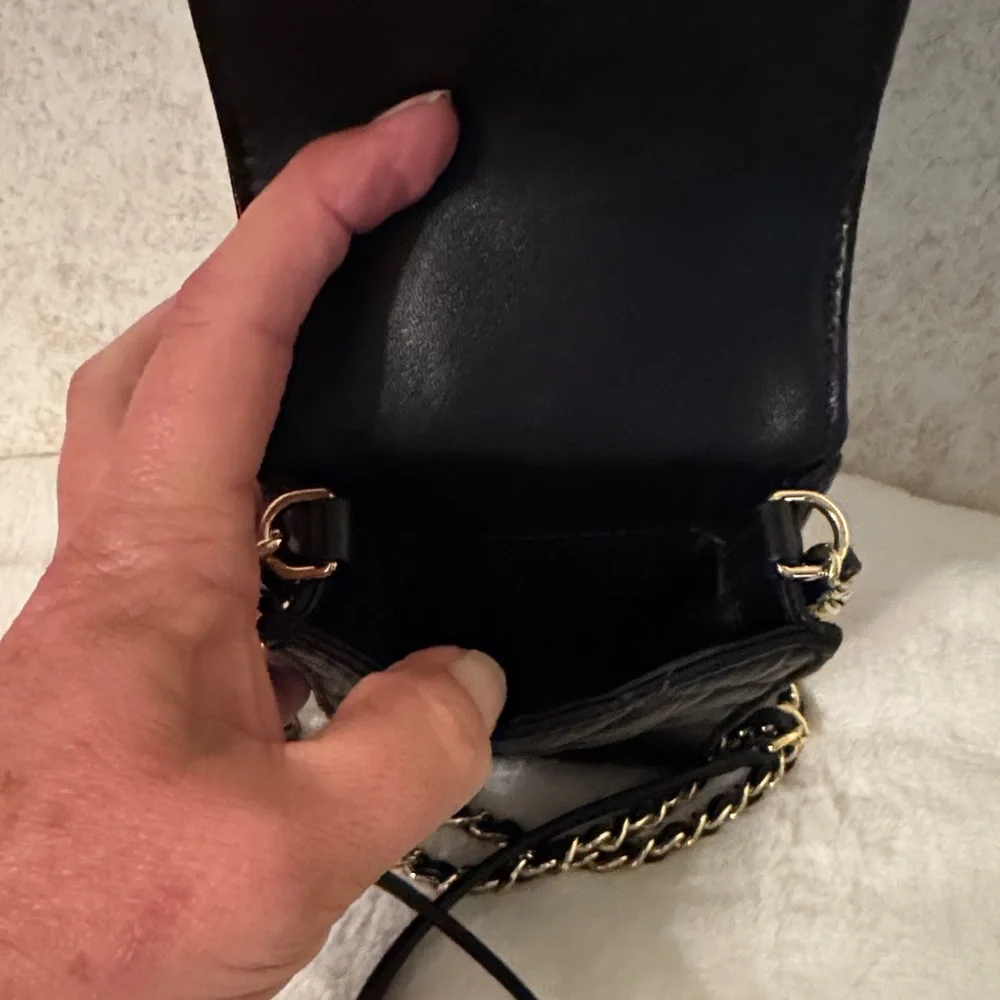 Micheal Kors Chic Black Quilted Crossbody Bag with Chain Strap - Picture 4 of 7